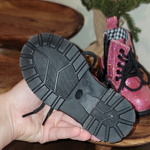 5 Pair Size 7 Toddler Girl Shoe Lot Vans, Crocs, Cat And Jack Pink - Picture 10 of 11